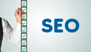 actions seo rester visible référencement naturel contrôles réguliers checklist à cochée