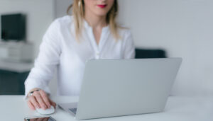 site Internet professionnel le contenu femme devant un pc