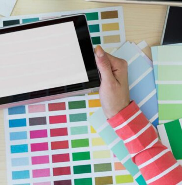 tablette dans les mains avec palette de couleur communication entreprise