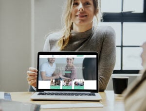 créer un site de praticien du bien-être efficace femme avec un pc qui souris