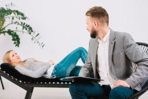 ouvrir un cabinet de thérapeute homme qui écoute une femme sur un divan
